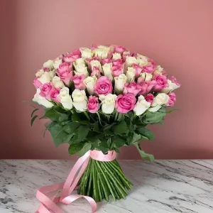pink and white roses bouquet